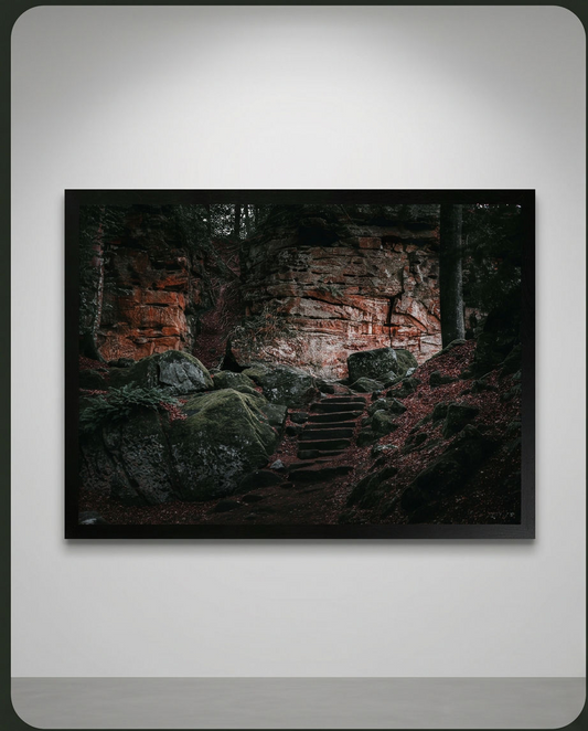 Felsentreppe – Gerahmter Kunstdruck an grauer Galeriewand, Querformat, Steintreppe und roter Sandstein im Wald