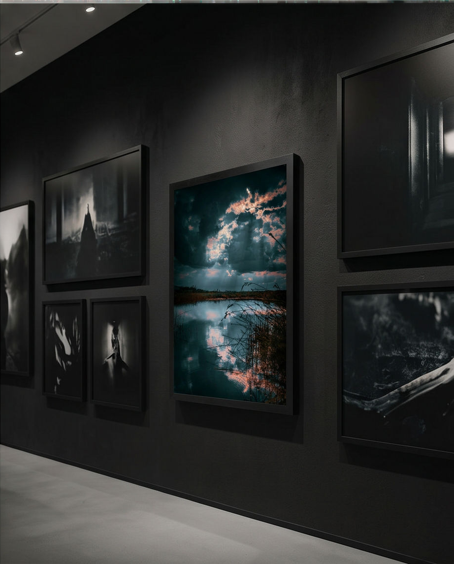 Stille vor dem Sturm – Kunstdruck in dunkler Galerie zwischen anderen Kunstwerken, großformatige Wandinstallation