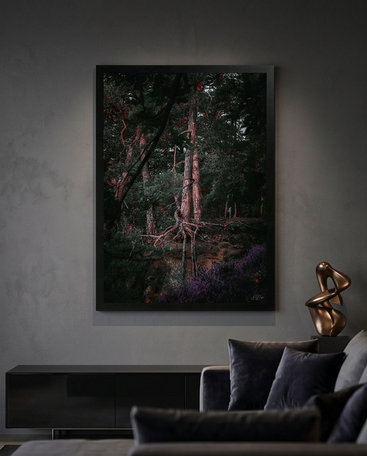 An grauer Wand über Sofa mit Bronzeskulptur