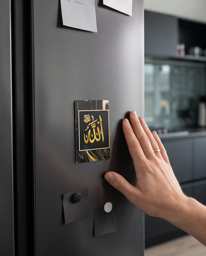 Keramik-Kühlschrankmagnet mit Allah-Kalligrafie an einer magnetischen Oberfläche