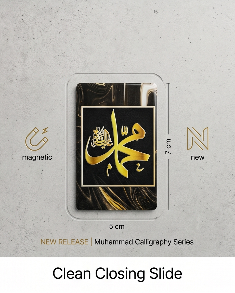 Detailaufnahme des Keramik-Kühlschrankmagneten mit Muhammad-Kalligrafie