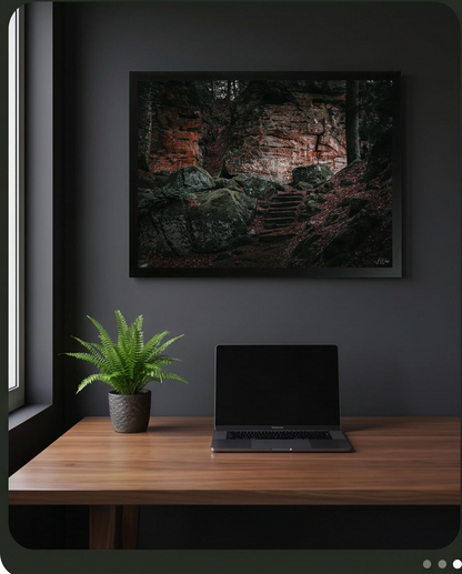 Felsentreppe – Gerahmter Kunstdruck über Holzschreibtisch mit Laptop und Farnpflanze, dunkles modernes Arbeitszimmer Lifestyle