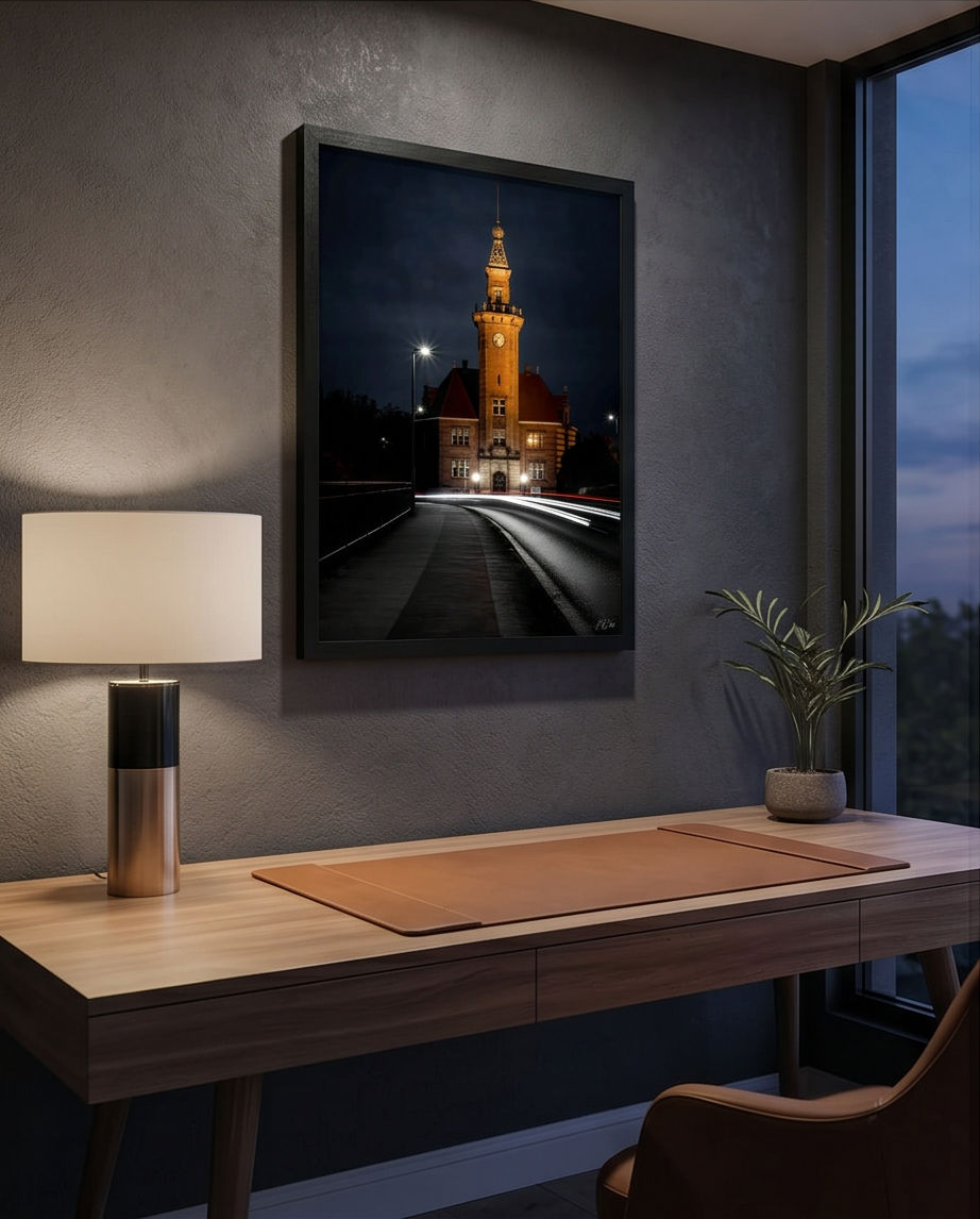 Hafenamt bei Nacht – Gerahmter Kunstdruck über Holzschreibtisch mit Tischlampe und Pflanze, dunkles Arbeitszimmer Lifestyle