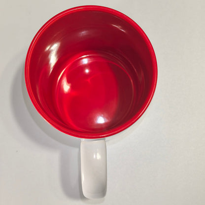 Blick in das Innere der Weihnachtstasse mit leuchtend rotem Finish und klarem Henkel.