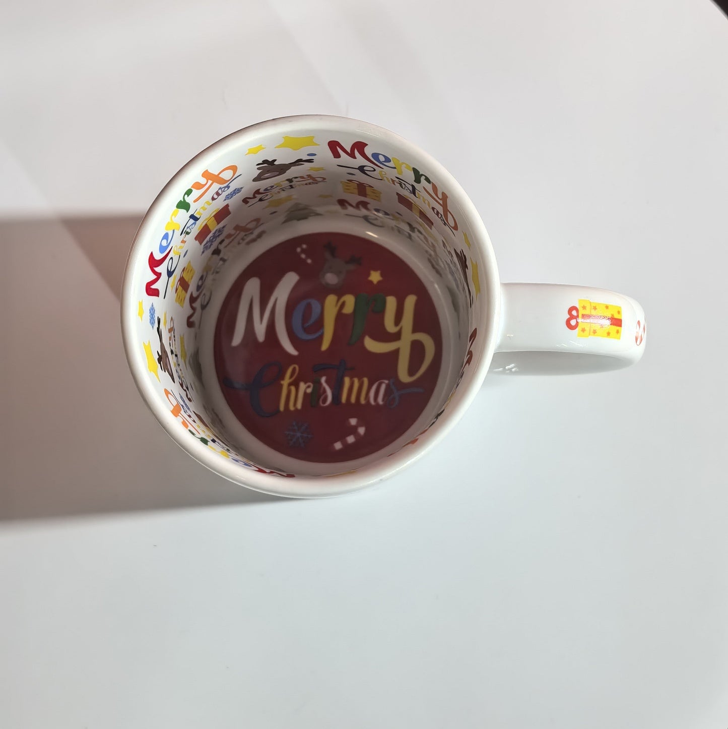 Blick in die bunte Innenseite der Rentier Tasse mit "Merry Christmas" Schriftzug