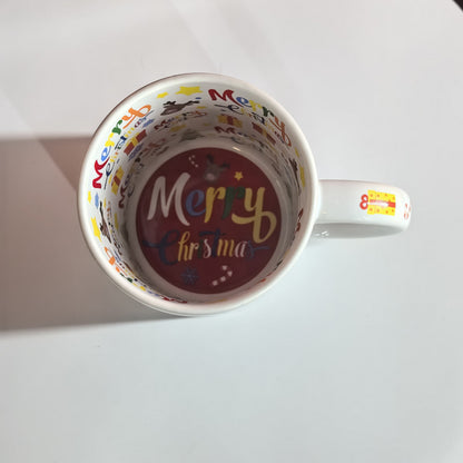 Blick in die bunte Innenseite der Rentier Tasse mit "Merry Christmas" Schriftzug