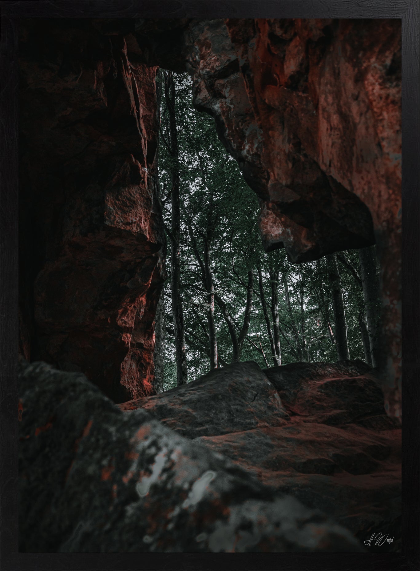 Das Steinfenster – Kunstdruck 50x70 cm im schwarzen Rahmen, Blick aus dunkler Sandsteinhöhle in grünen Wald mit roten Felswänden, signiert von Alex Writsch