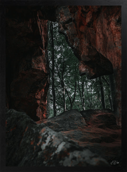Das Steinfenster – Kunstdruck 50x70 cm im schwarzen Rahmen, Blick aus dunkler Sandsteinhöhle in grünen Wald mit roten Felswänden, signiert von Alex Writsch