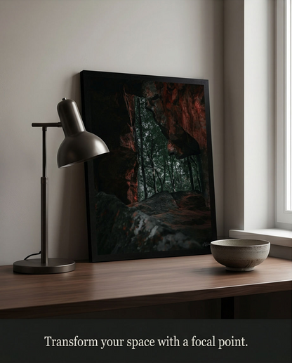 Das Steinfenster – Gerahmter Kunstdruck auf Holzschreibtisch gelehnt mit Tischlampe und Keramikschale, helles Arbeitszimmer Lifestyle