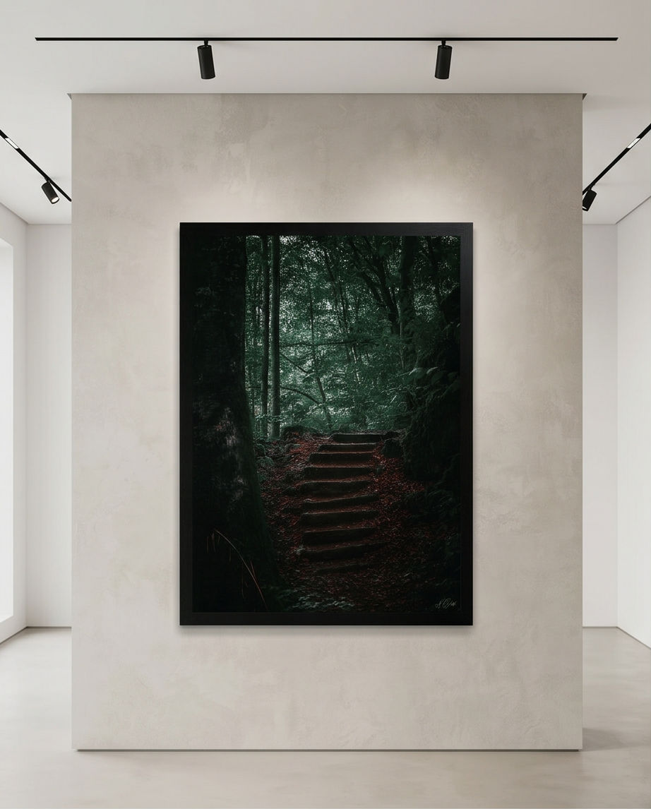 Treppe ins Licht – Gerahmter Kunstdruck in heller Galerie mit Deckenstrahler, Hochformat, dunkle Waldtreppe