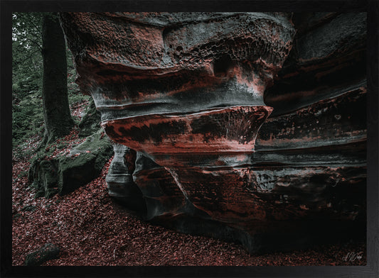 Der Lavafelsen – Kunstdruck 50x70 cm im schwarzen Rahmen, wabenförmige Sandsteinverwitterung in Dunkelrot mit Schichtstrukturen, signiert von Alex Writsch