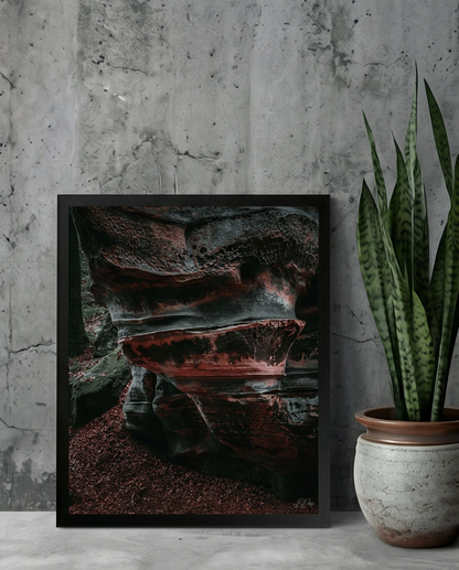 Der Lavafelsen – Gerahmter Kunstdruck an Betonwand gelehnt neben Sansevieria-Pflanze im Keramiktopf, Querformat Größenvergleich 50x70 cm