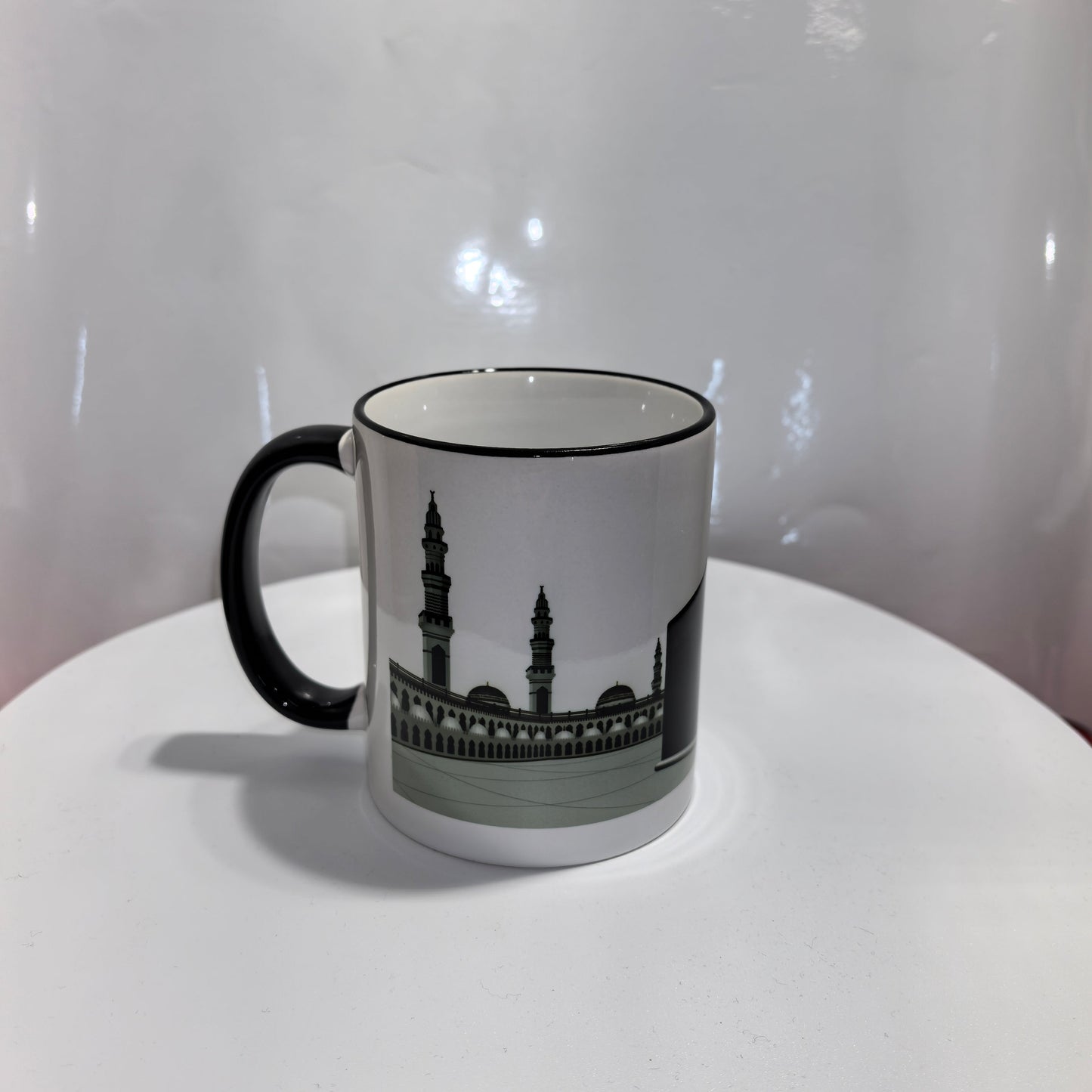 „Detailansicht der Kaaba mit goldener Tür auf weißer Tasse – spirituelles Souvenir“