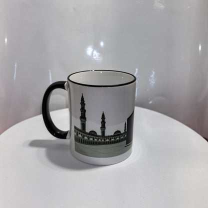„Detailansicht der Kaaba mit goldener Tür auf weißer Tasse – spirituelles Souvenir“