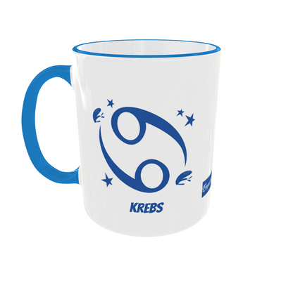 Weiße Keramiktasse mit blauem Rand und Henkel, zeigt das astrologische Symbol für das Sternzeichen Krebs und den Schriftzug „KREBS“.