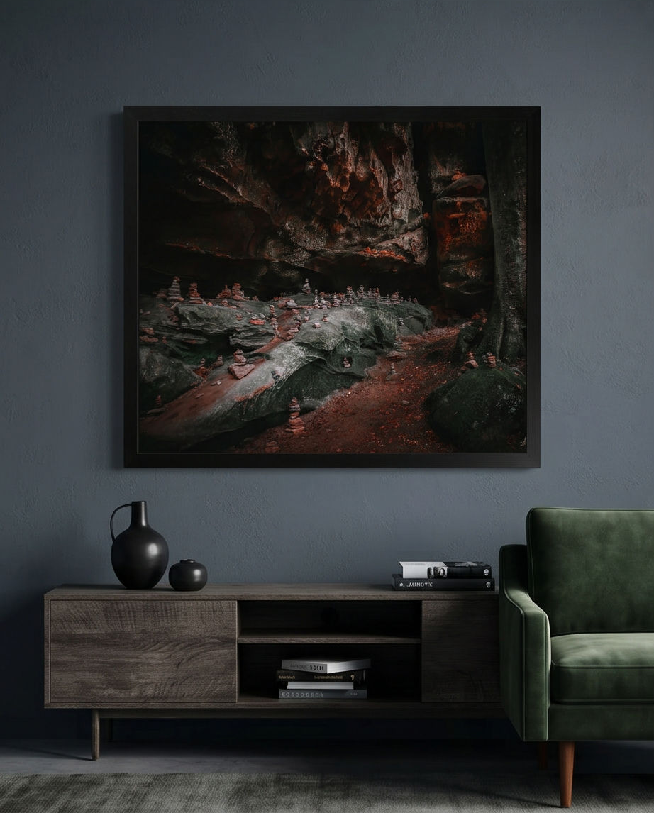 Die Steinstadt – Gerahmter Kunstdruck an dunkelblauer Wand über Holzkommode mit schwarzen Vasen und grünem Samtsofa, modernes Wohnzimmer Lifestyle