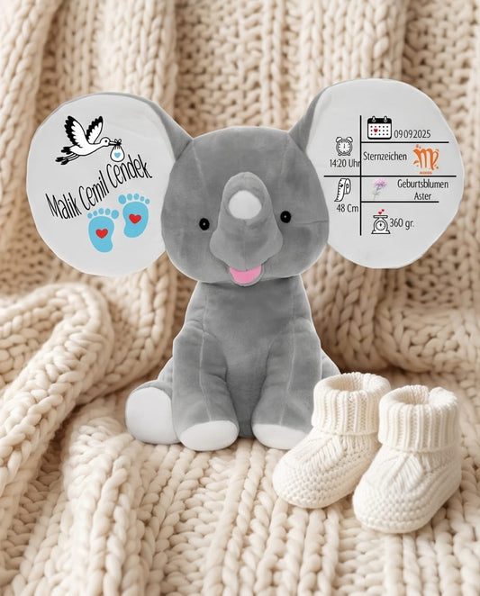Personalisierter Elefant Grau – Kuscheltier mit individuellem Namen und Geburtsdaten bedruckt, auf einer kuscheligen Wolldecke mit weißen Babyschuhen, perfektes Geschenk zur Geburt