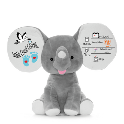 Personalisierter Elefant Grau Kuscheltier im hellen Kinderzimmer vor einem Babybett – einzigartiges Erinnerungsstück mit Name und Geburtsdaten, ideales Geburtsgeschenk