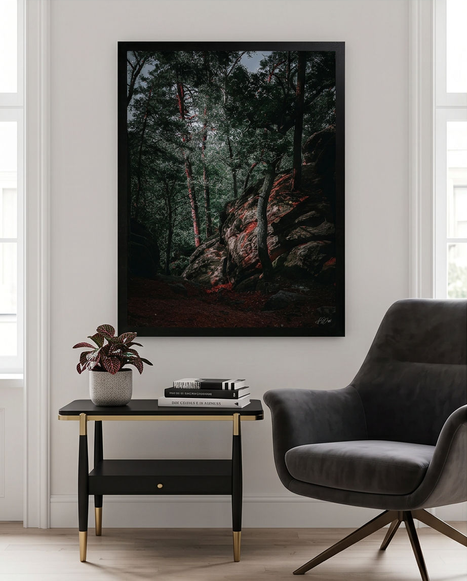 Felseninsel – Gerahmter Kunstdruck an weißer Wand über schwarzem Beistelltisch mit Pflanze und Designsessel, helles modernes Wohnzimmer Lifestyle