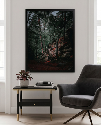 Felseninsel – Gerahmter Kunstdruck an weißer Wand über schwarzem Beistelltisch mit Pflanze und Designsessel, helles modernes Wohnzimmer Lifestyle