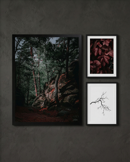 Felseninsel – Gallery Wall mit drei gerahmten Kunstdrucken an dunkelgrauer Betonwand, großes Hochformat links mit Sandsteinfelsen