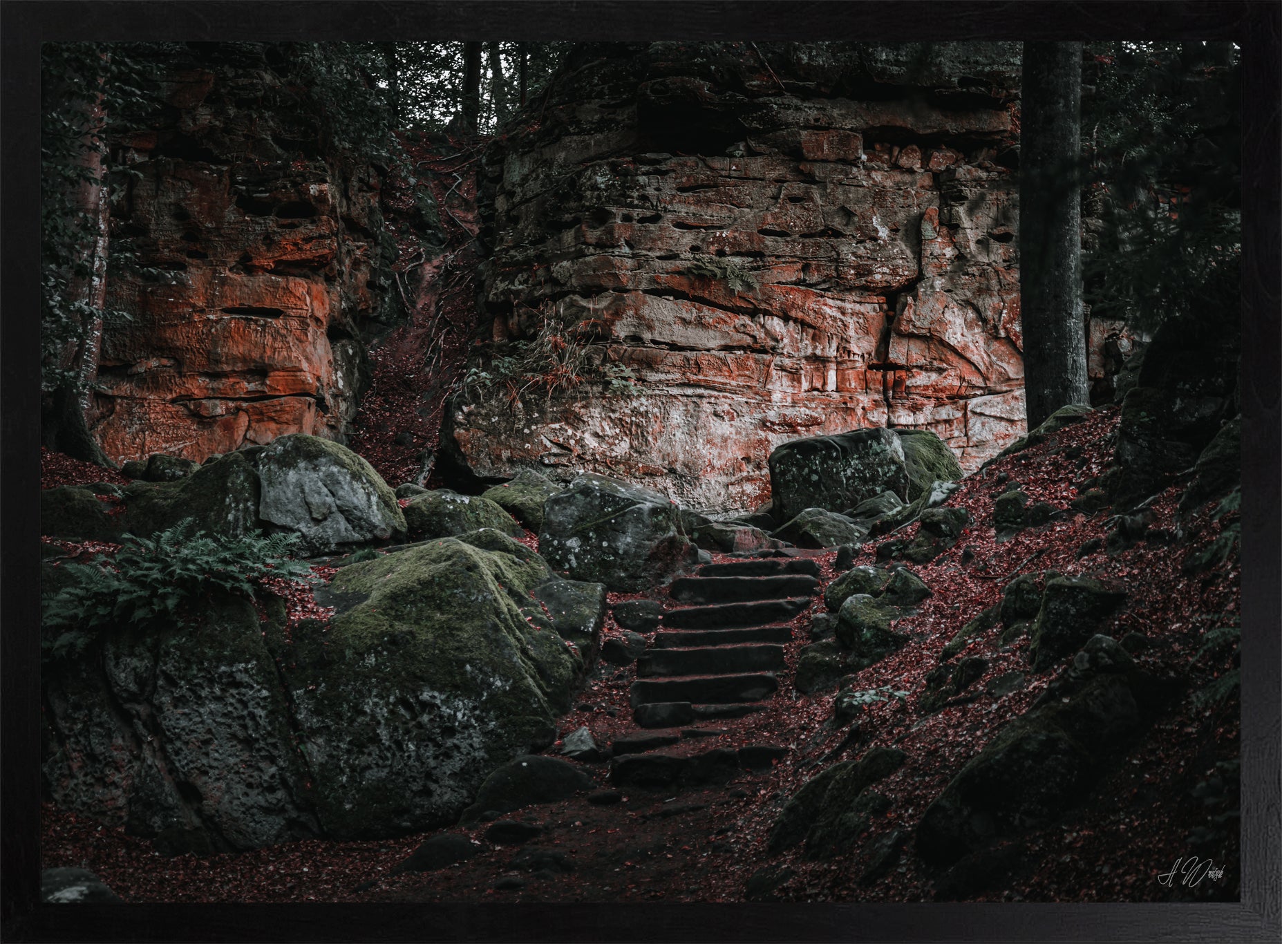 Felsentreppe – Kunstdruck 50x70 cm im schwarzen Rahmen, mystische Steintreppe zwischen moosbewachsenen Felsen mit roten Herbstblättern, signiert von Alex Writsch