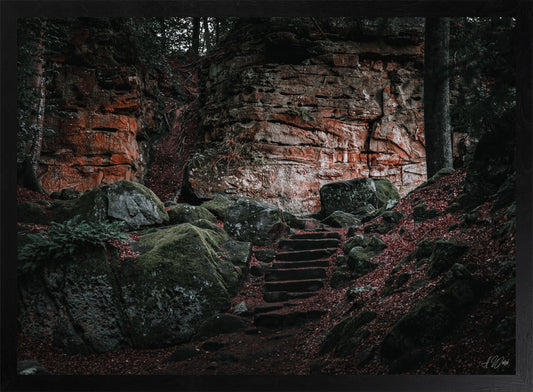 Felsentreppe – Kunstdruck 50x70 cm im schwarzen Rahmen, mystische Steintreppe zwischen moosbewachsenen Felsen mit roten Herbstblättern, signiert von Alex Writsch