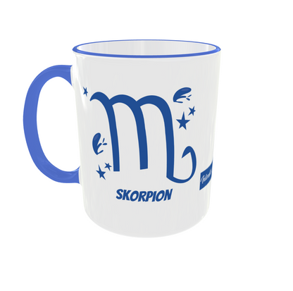 Weiße Keramiktasse mit blauem Henkel und Rand, zeigt das blaue Skorpion-Symbol und den Schriftzug „Skorpion“.