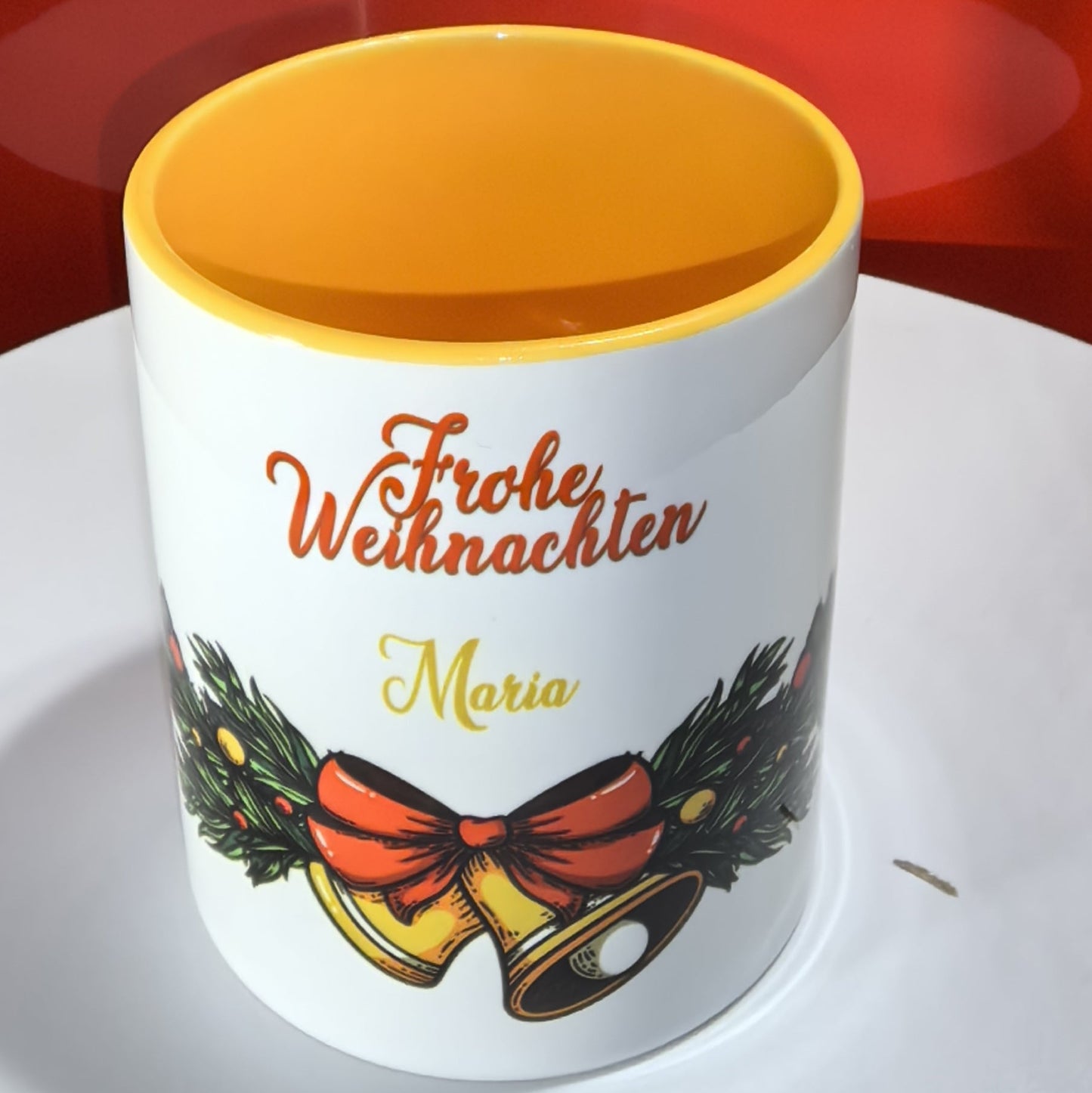„Festliche Keramiktasse Frohe Weihnachten mit individuellem Namen – gelber Innenrand“