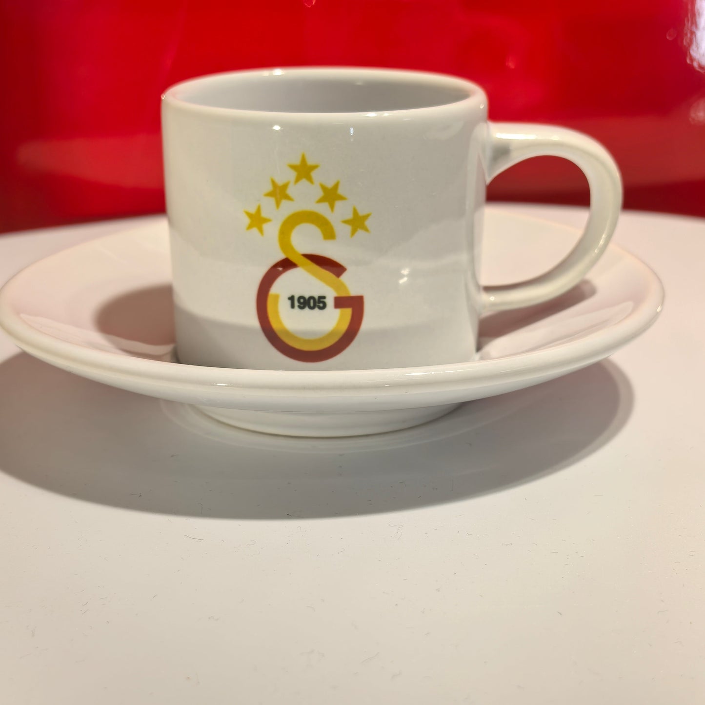 „Galatasaray Espresso-Tasse mit Untertasse – Frontansicht mit Logo"