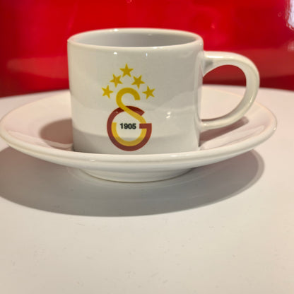 „Galatasaray Espresso-Tasse mit Untertasse – Frontansicht mit Logo"