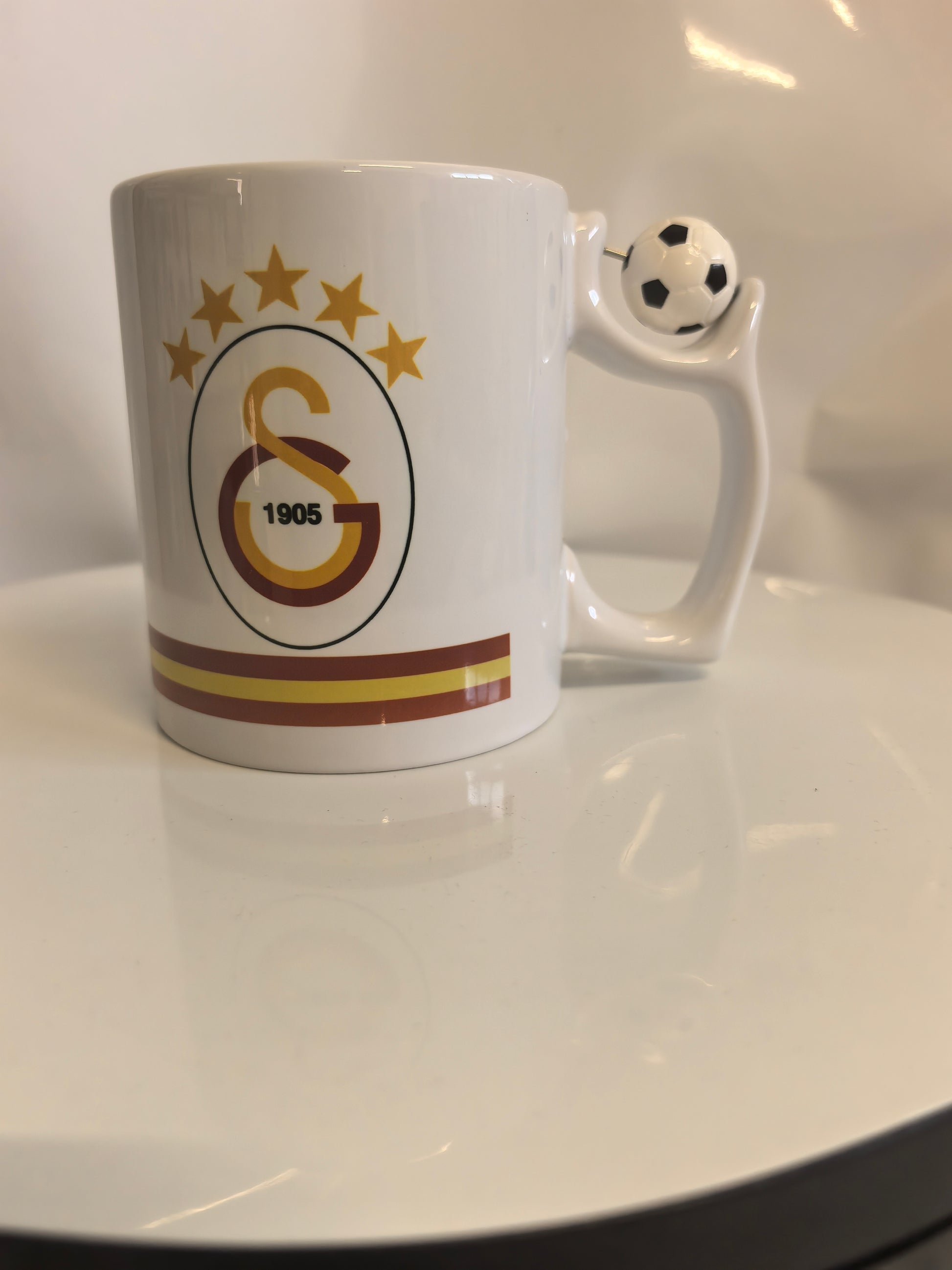 Galatasaray Tasse mit offiziellem Vereins-Logo (GS 1905, 5 Sterne) und Fußball am Griff.