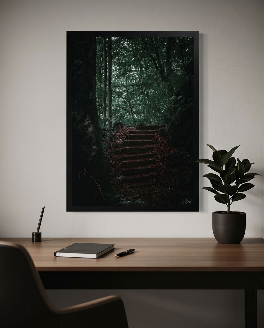 Treppe ins Licht – Gerahmter Kunstdruck über Holzschreibtisch mit Notizbuch und Gummibaumplanze, dunkles modernes Arbeitszimmer Lifestyle