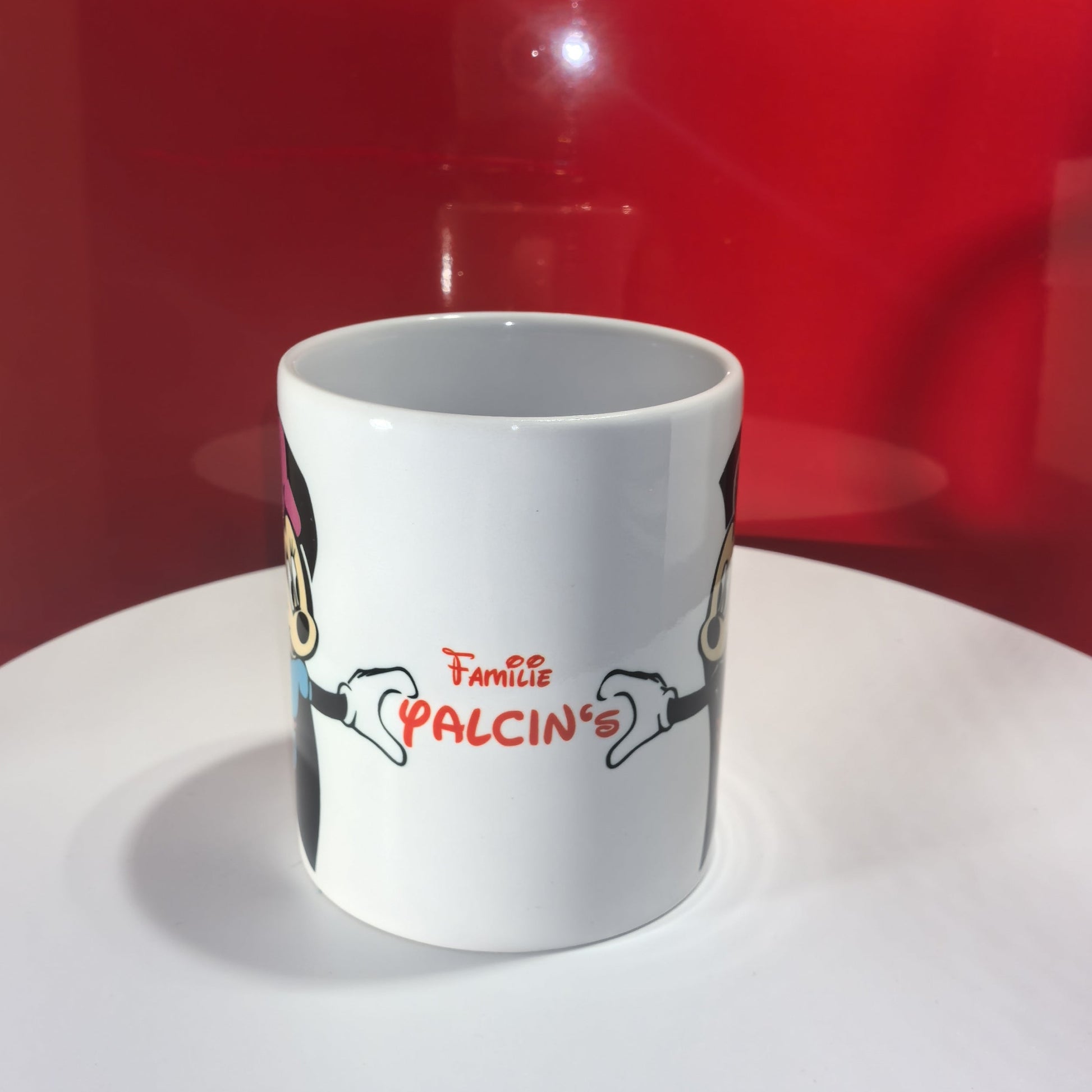 Keramiktasse mit Mickey-Händen und individuellem Namen – Geschenkidee für Familie
