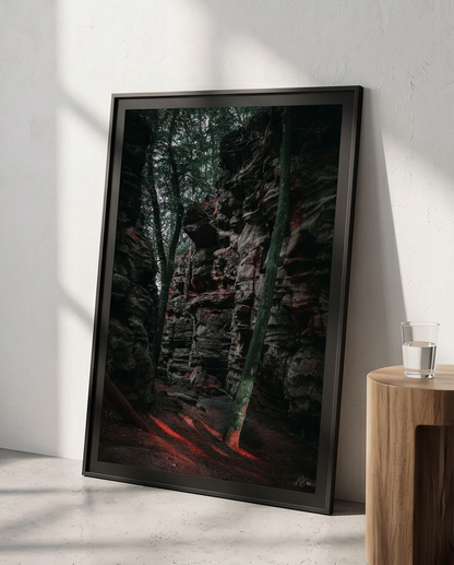 Felsweg – Gerahmter Kunstdruck an weißer Wand gelehnt auf hellem Betonboden mit Holzhocker und Wasserglas, Hochformat Größenvergleich 50x70 cm