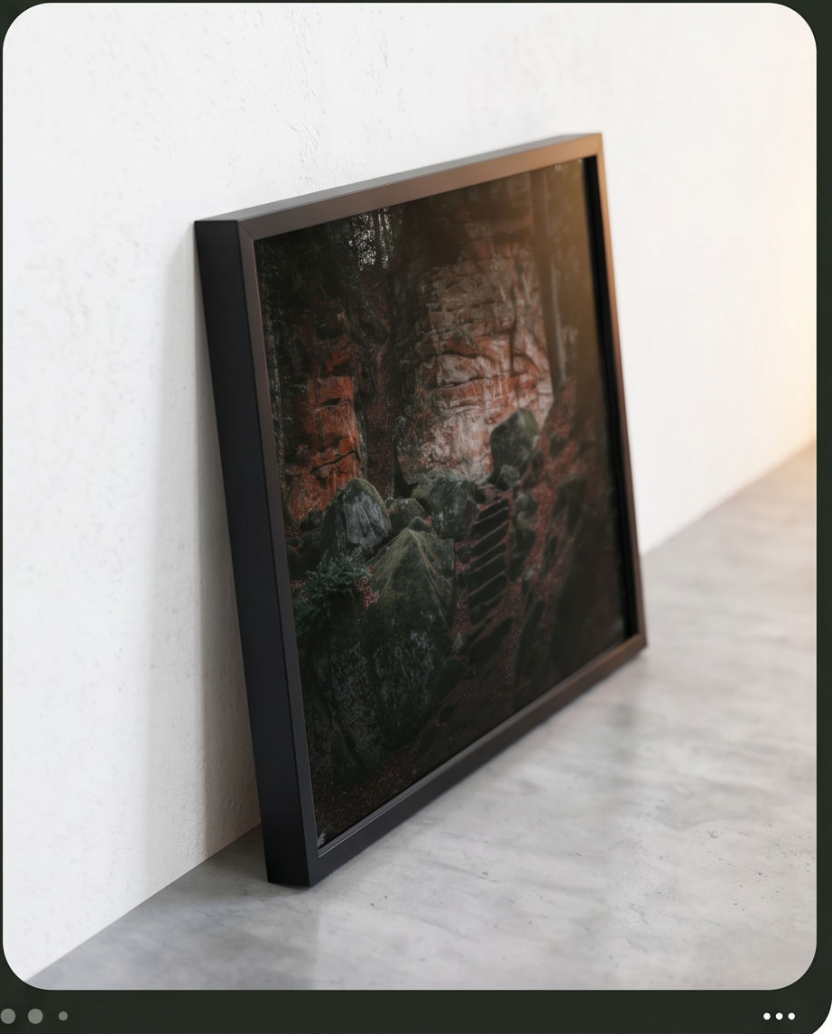 Felsentreppe – Gerahmter Kunstdruck an weiße Wand gelehnt auf Betonboden, Querformat Größenvergleich 50x70 cm