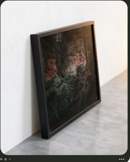 Felsentreppe – Gerahmter Kunstdruck an weiße Wand gelehnt auf Betonboden, Querformat Größenvergleich 50x70 cm