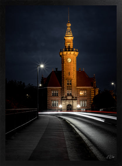 Hafenamt bei Nacht – Kunstdruck 50x70 cm im schwarzen Rahmen, beleuchteter Uhrenturm mit Lichtspuren, Langzeitbelichtung, signiert von Alex Writsch