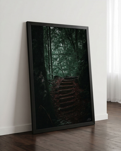 Treppe ins Licht – Gerahmter Kunstdruck an weiße Wand gelehnt auf dunklem Holzboden, Hochformat Größenvergleich 50x70 cm