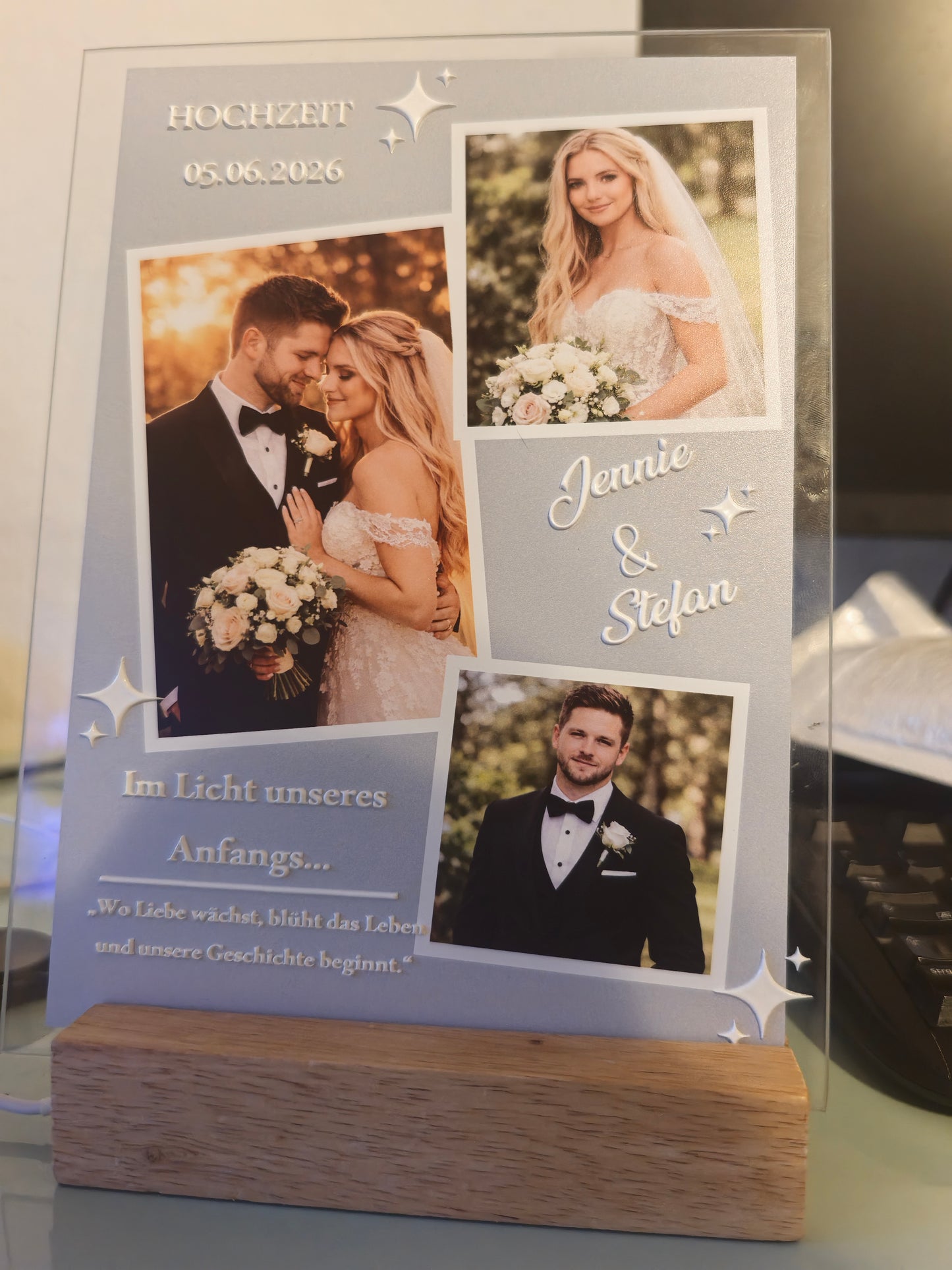 Personalisiertes Hochzeits-Acrylglas mit warmweißem LED-Licht und Holzsockel, Fotocollage mit Hochzeitsfotos und individuellem Text