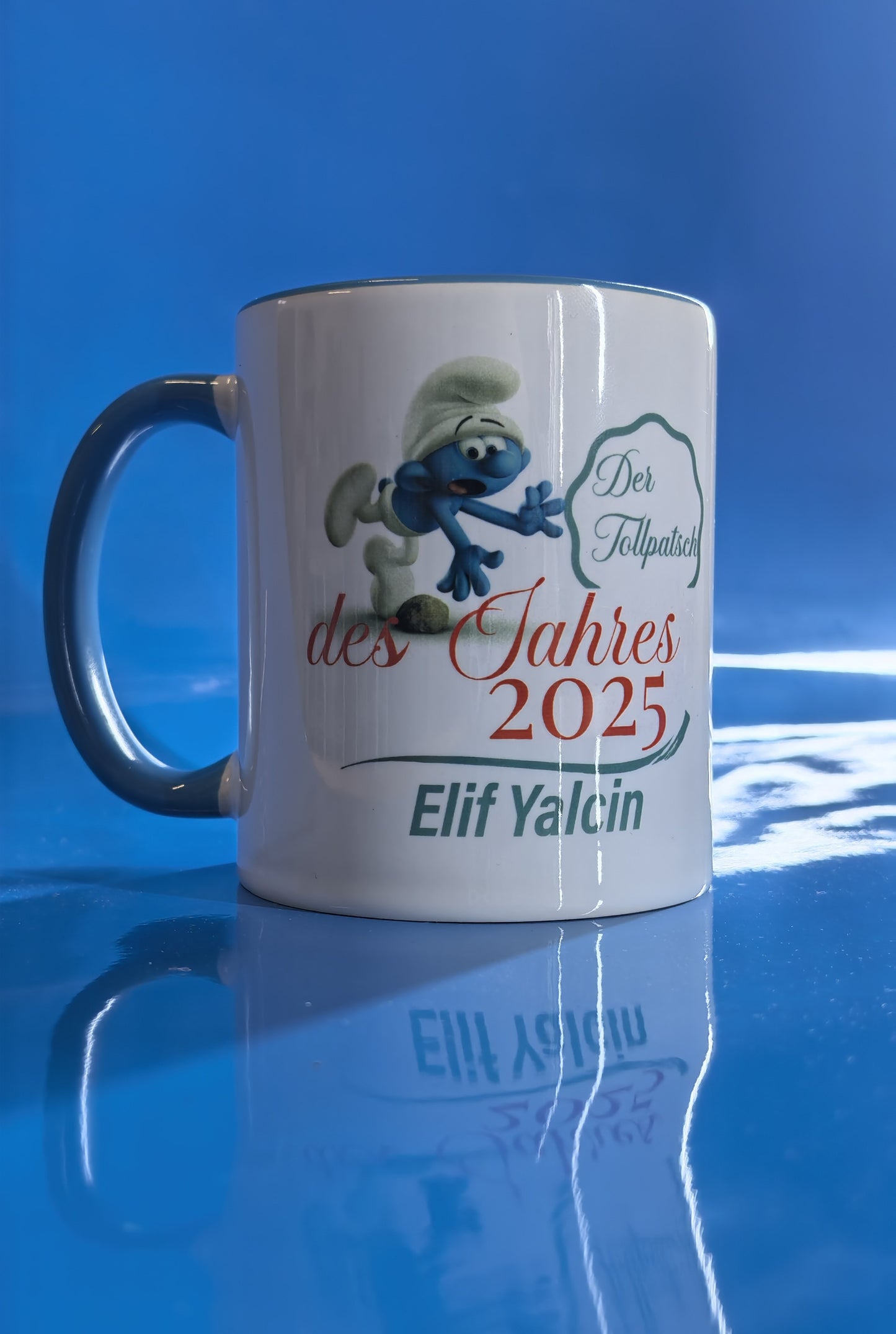 Personalisierte Tasse „Der Tollpatsch des Jahres 2025“ – Lustige Geschenkidee mit Namen – Cartoon Award Tasse