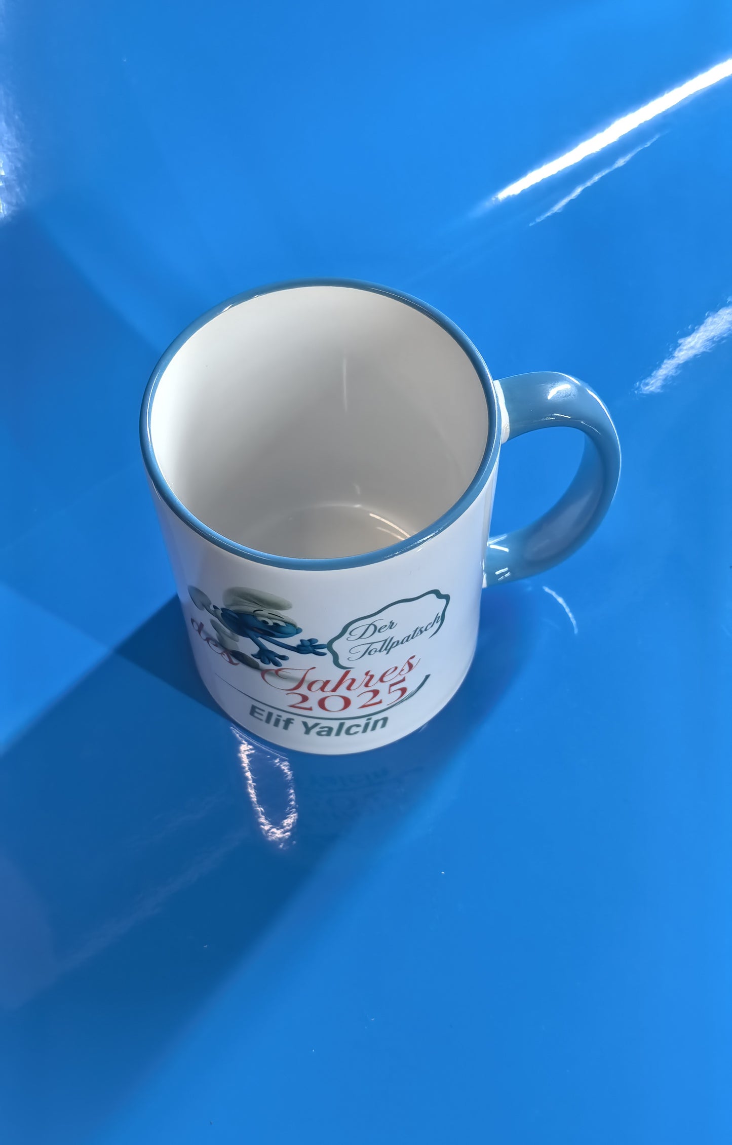 Personalisierte Tasse „Der Tollpatsch des Jahres 2025“ – Lustige Geschenkidee mit Namen – Cartoon Award Tasse