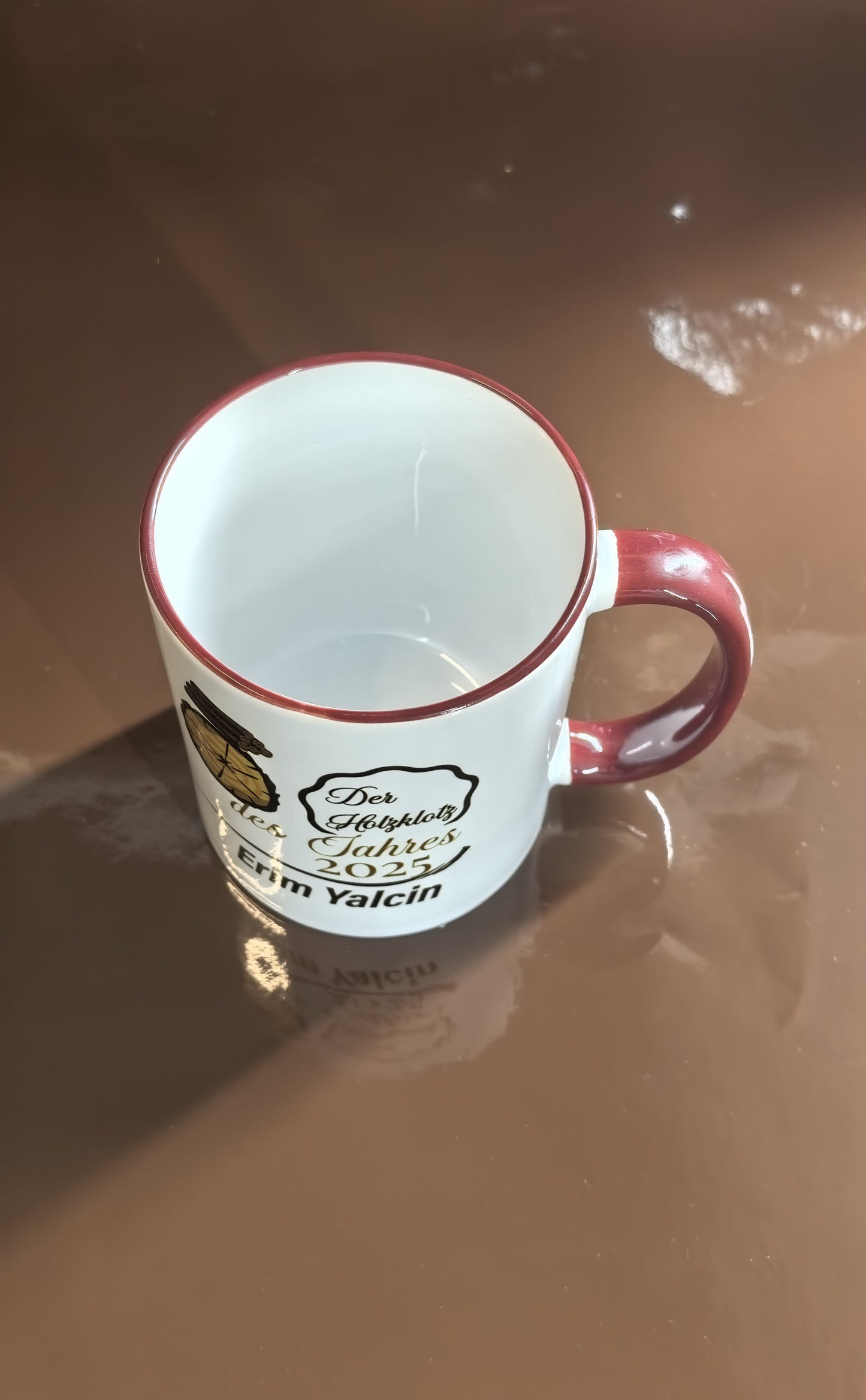 Personalisierte Tasse „Der Holzklotz des Jahres 2025“ – Lustige Geschenkidee mit Namen & Holz-Motiv – Gag Award Tasse