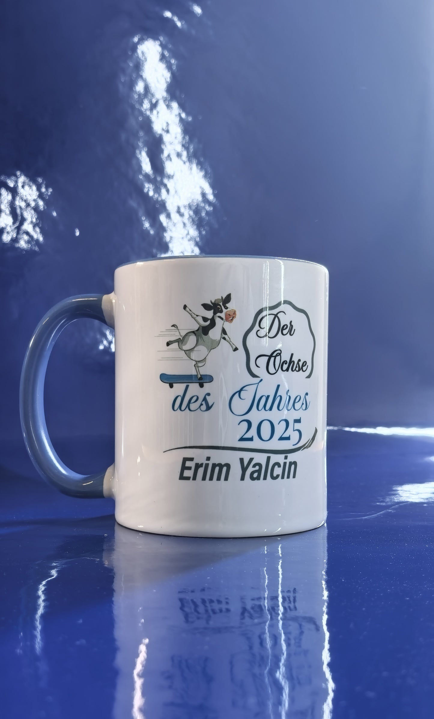 Personalisierte Tasse „Der Ochse des Jahres 2025“ – Lustige Geschenkidee mit Namen & Eislauf-Ochse – Gag Award Tasse