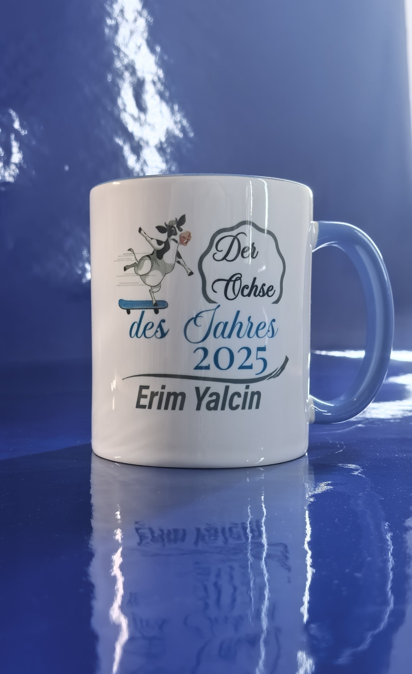 Personalisierte Tasse „Der Ochse des Jahres 2025“ – Lustige Geschenkidee mit Namen & Eislauf-Ochse – Gag Award Tasse