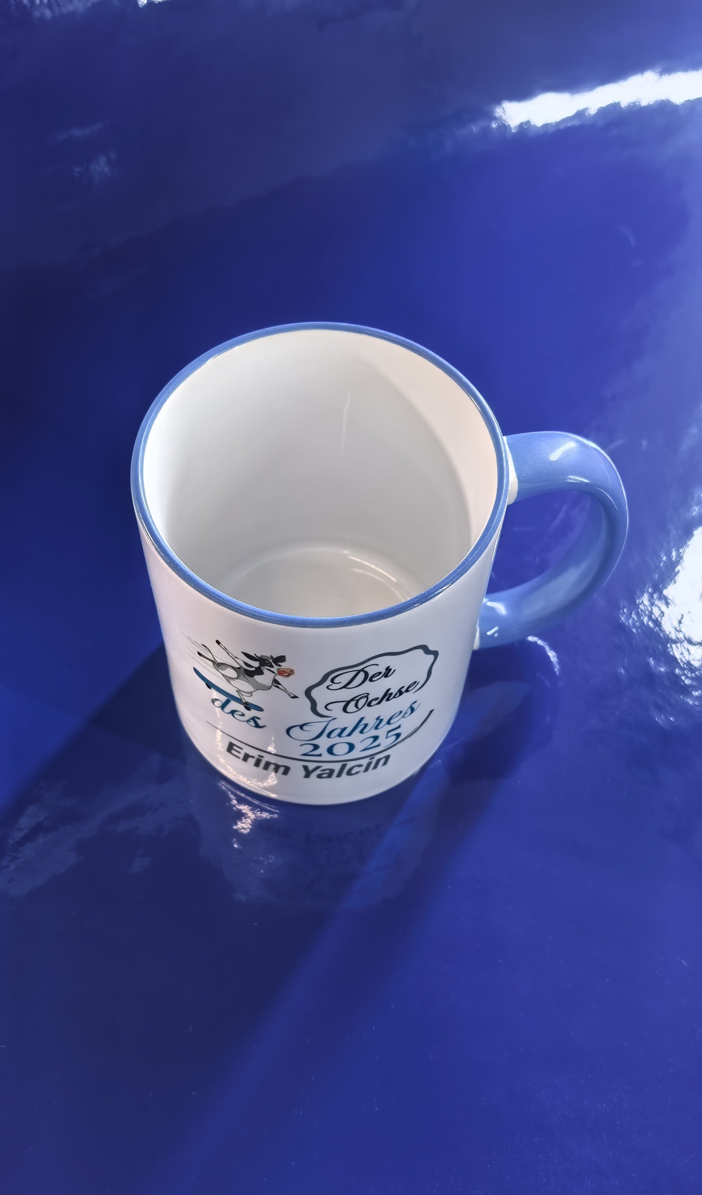 Personalisierte Tasse „Der Ochse des Jahres 2025“ – Lustige Geschenkidee mit Namen & Eislauf-Ochse – Gag Award Tasse