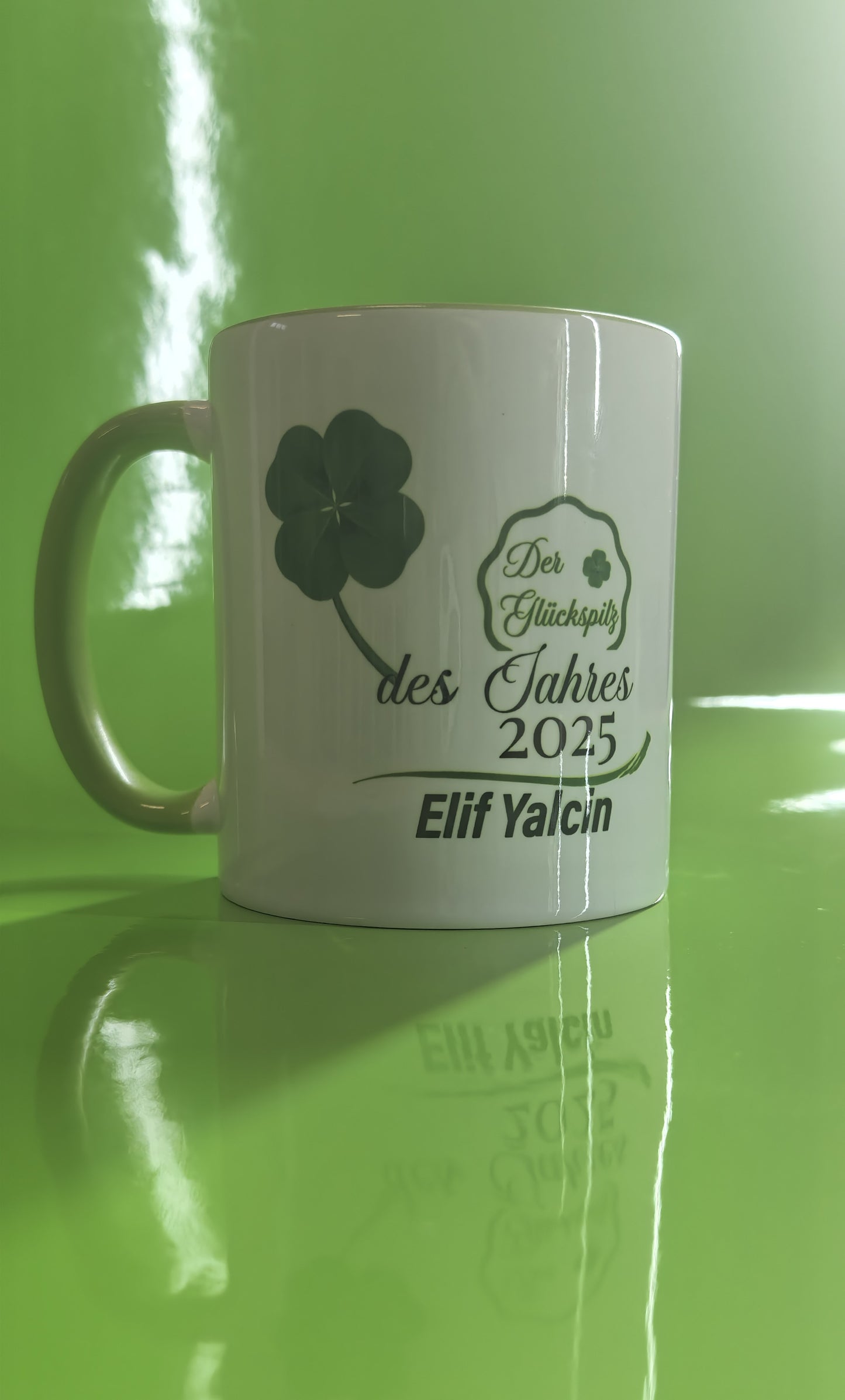 Personalisierte Tasse „Der Glückspilz des Jahres 2025“ – Geschenk mit Namen & Kleeblatt – Lustige Auszeichnung für Glückskinder
