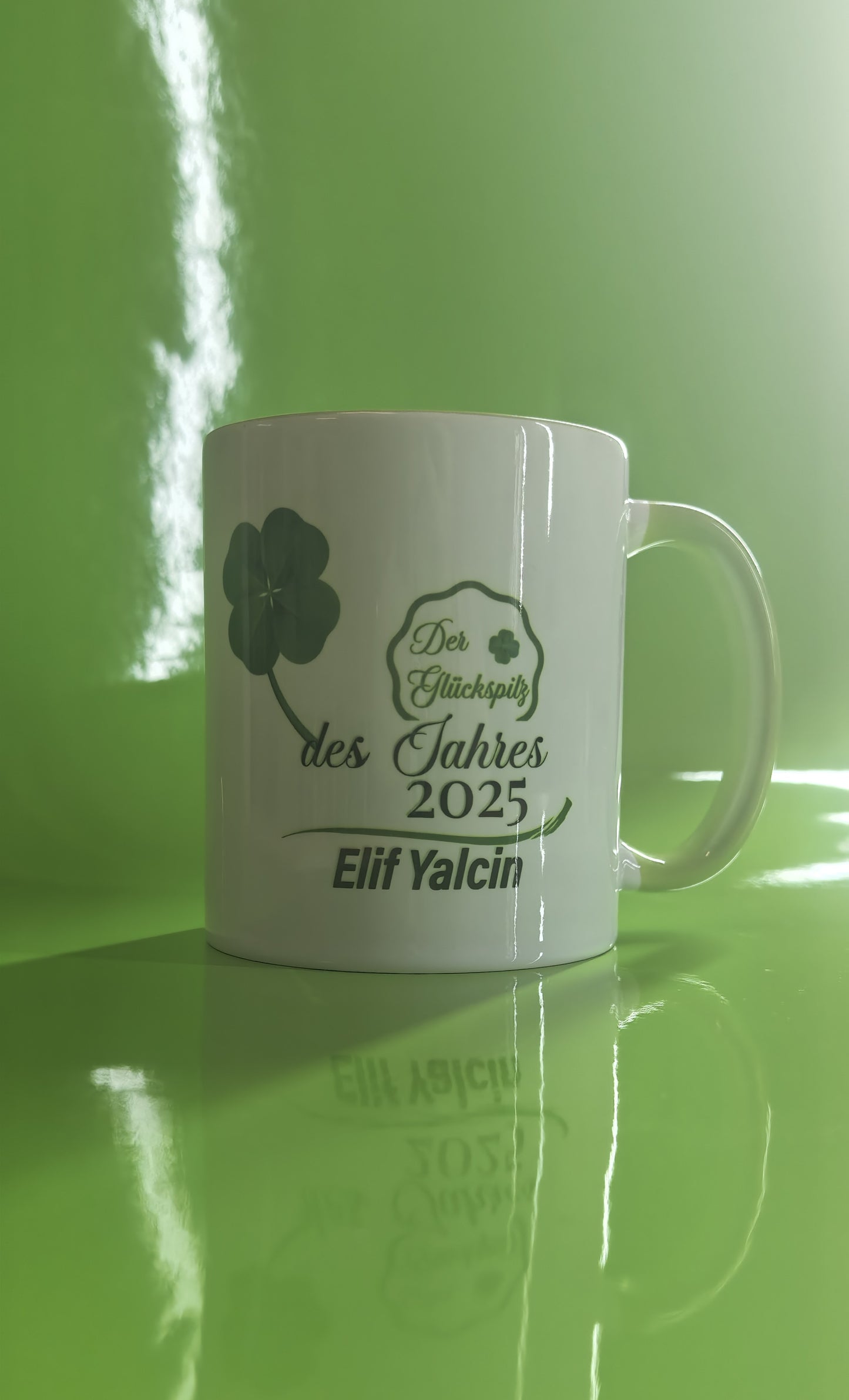 Personalisierte Tasse „Der Glückspilz des Jahres 2025“ – Geschenk mit Namen & Kleeblatt – Lustige Auszeichnung für Glückskinder