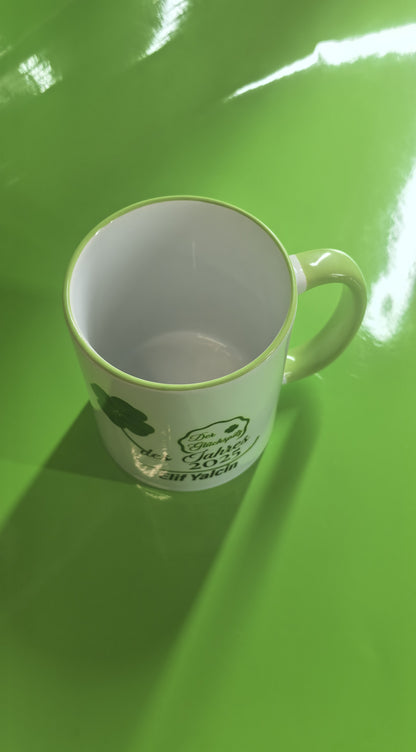 Personalisierte Tasse „Der Glückspilz des Jahres 2025“ – Geschenk mit Namen & Kleeblatt – Lustige Auszeichnung für Glückskinder
