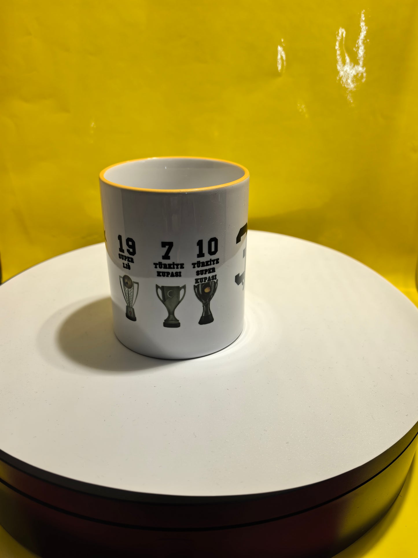 Fenerbahçe Tasse-36 Titel Design-Fanartikel mit Vereinslogo &Pokalstatistik- Gelber Henkel-Fußball Erfolge-Türkischer Fußballverein-Geschenk